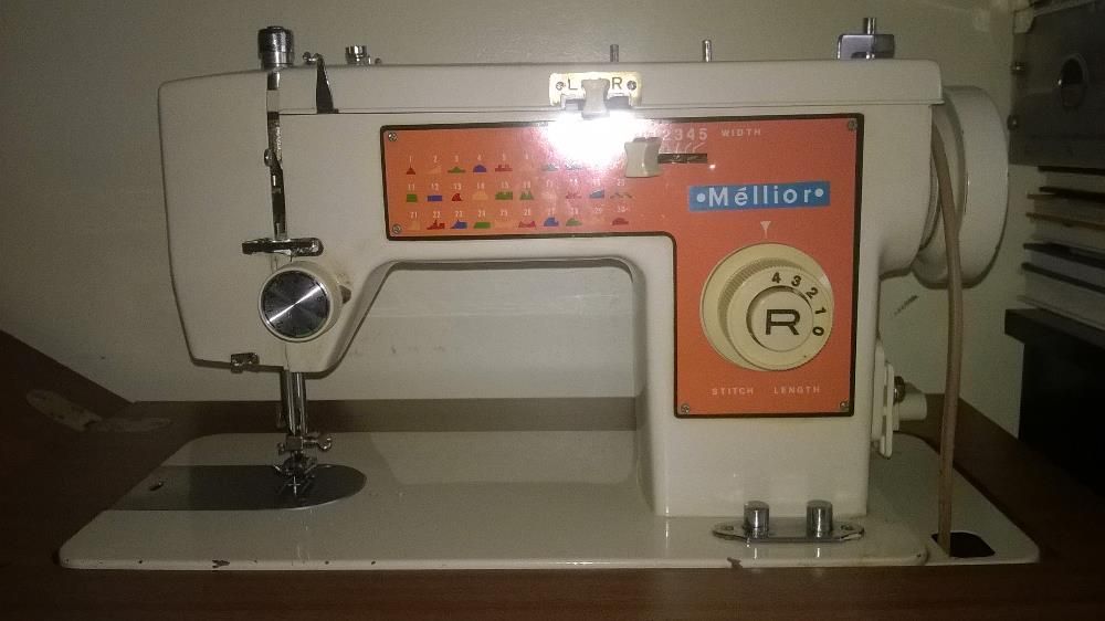 Máquina costura Mellior + móvel + utensílios diversos