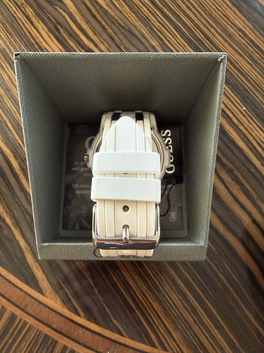 Часы известного американского бренда GUESS