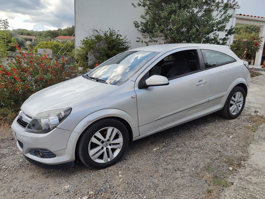 Opel Astra GTC 1.3 — photo 3
