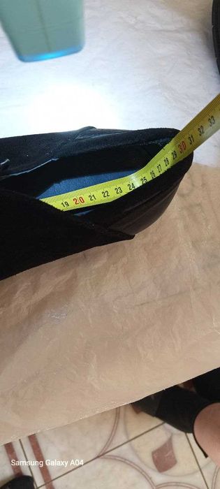 Продаю туфлі з натуральної замші на шнурівці. Стильна красива модель.