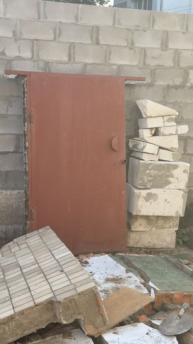 Продам гаражні ворота та металеві двері