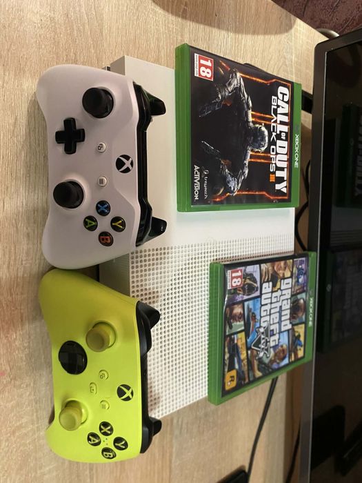 Xbox One S 500gb 2 геймпада 2 диска