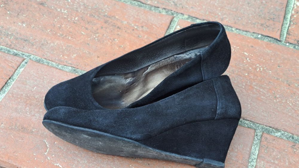 Sapatos pretos camurça salto cunha  Tam 37