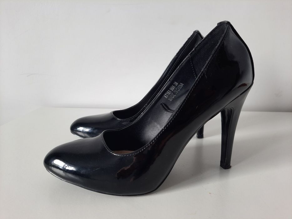 Czarne lakierowane czółenka Reserved