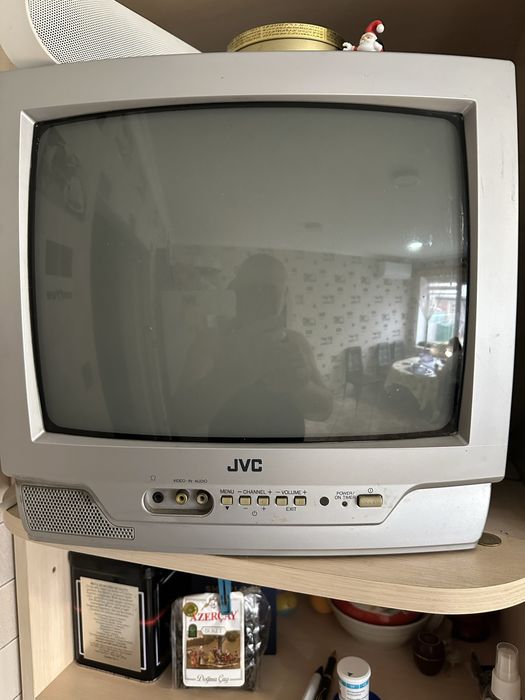 Телевізор в робочому стані із пультами.