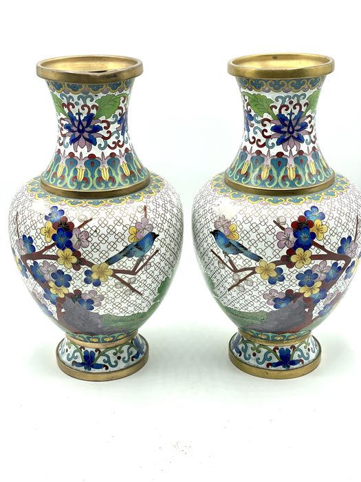 Par de jarras brancas com desenhos cloisonné