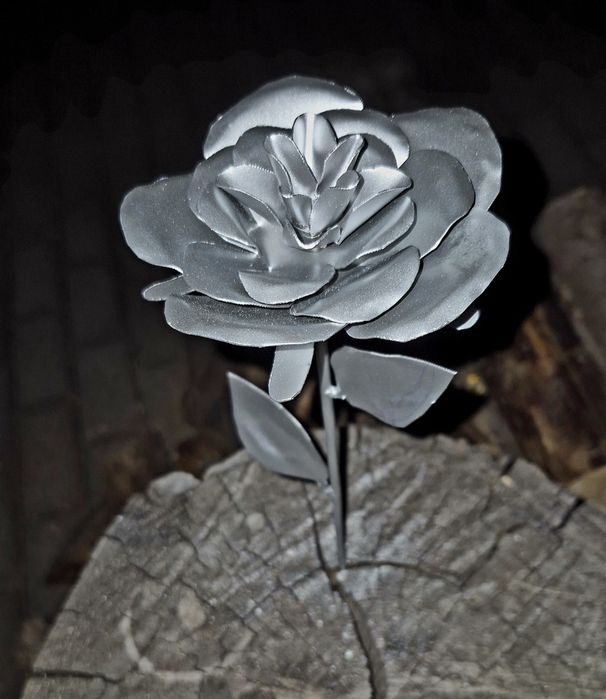 Róża ze stali nierdzewnej
