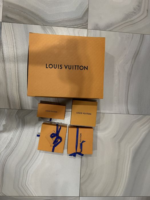 брендові пакети и коробки Луи Виттон, Kilian, Valentino, Creed, Prada