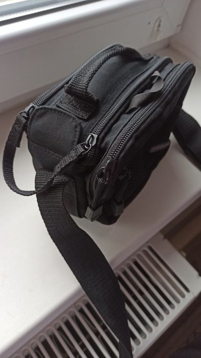 Невелика сумочка для камери чи іншого