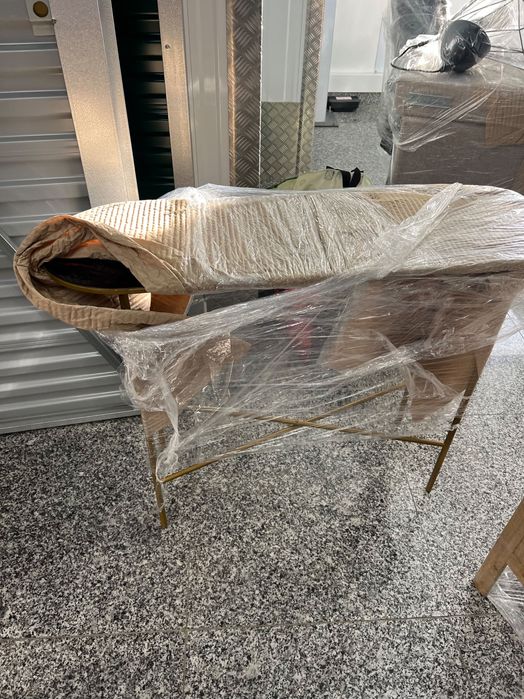 Consola em mármore preto e acabamentos dourados