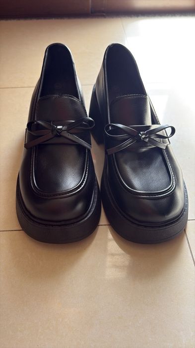Sapatos pretos femininos