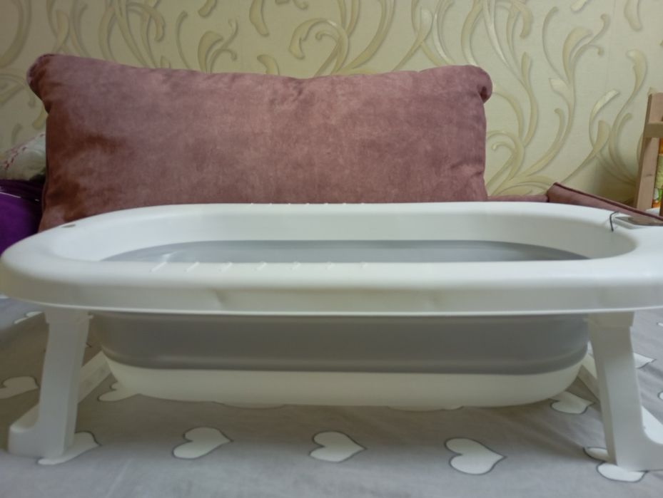 Практична ванночка для купання малюків з вбудованим електронним термтр