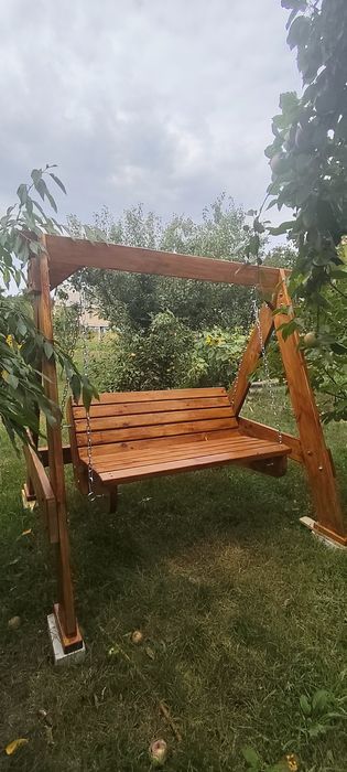 Садова дерев'яна качеля