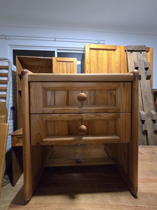 Cama e cômoda  em madeira