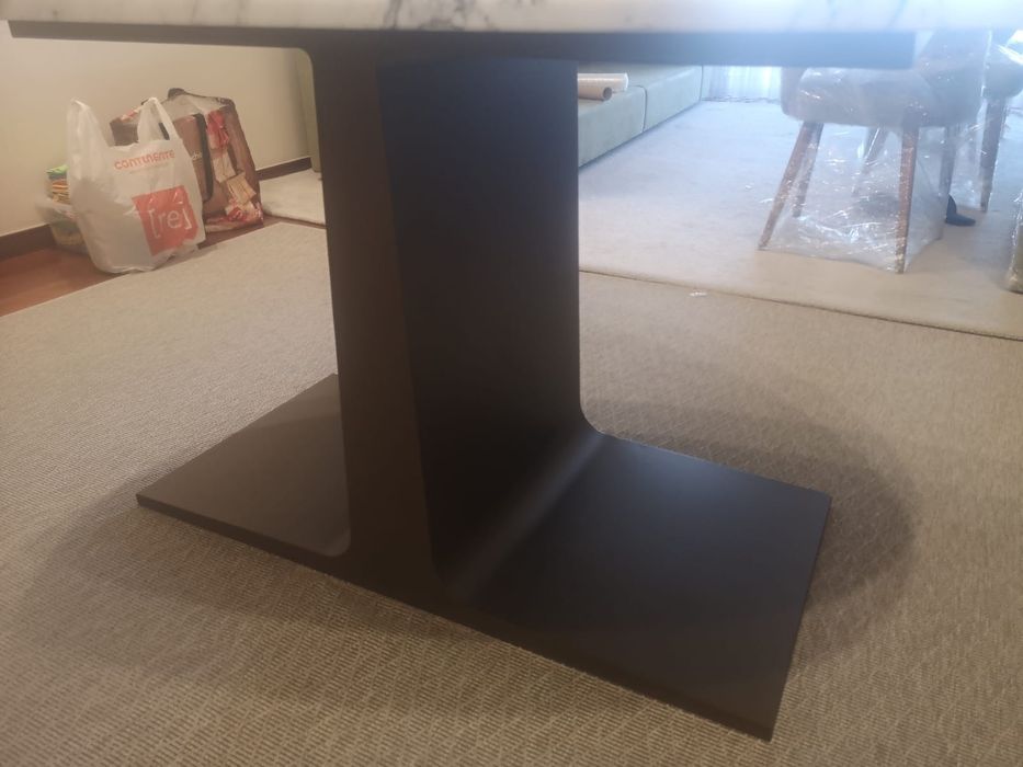 Mesa de jantar em mármore