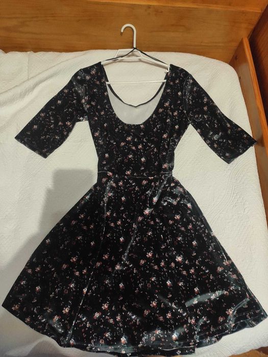 Vestido preto com padrão de flores da Chh