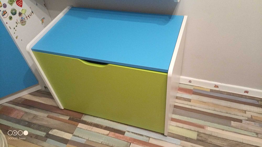 Pojemny kufer/skrzynia na zabawki oraz szafka z frontami