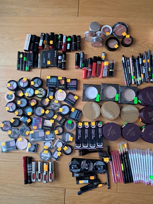 Zestaw kosmetyków do makijażu, cienie, róże, kredki, pudry