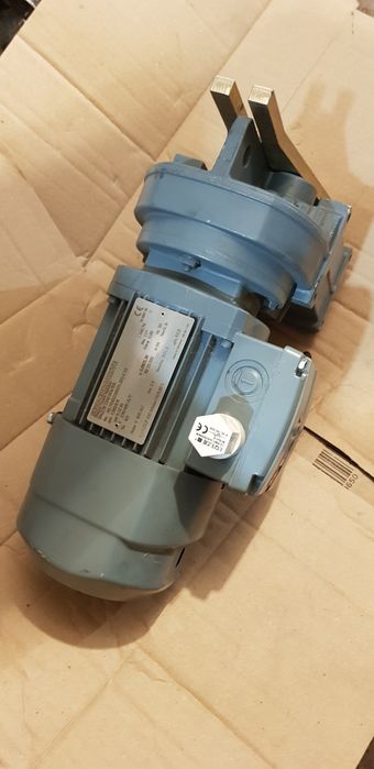 Мотор-редуктор SEW-EURODRIVE FA27B DR63S4/BR 0.12 кВт, 1380/9.8 об/хв