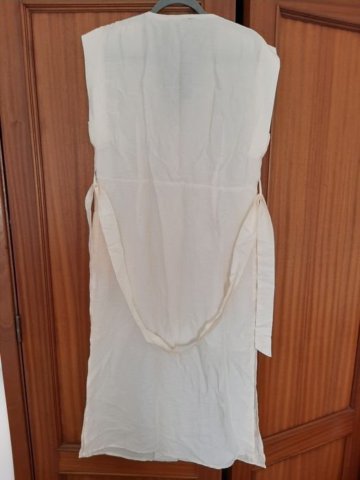 Vestido creme Cortefiel