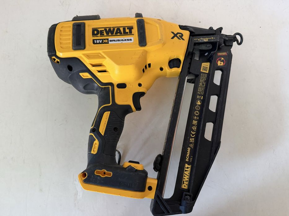 Цвяхозабивний пістолет (нейлер) для фінішних робіт  DeWalt DCN660
