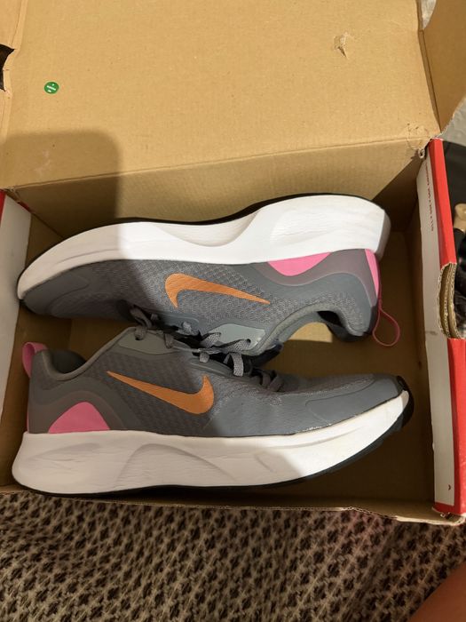 Оригінальні кросівки Nike сірі 38,5