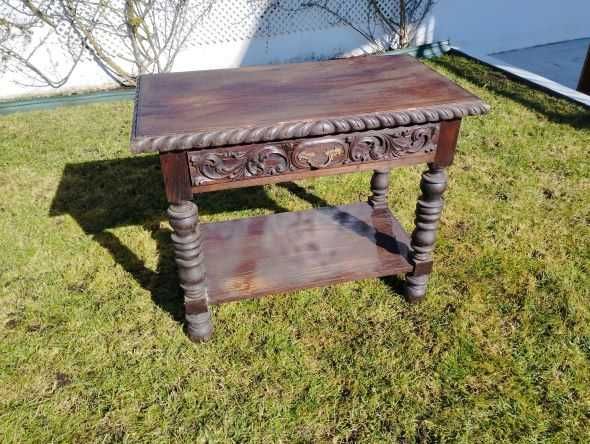 Mesa antiga trabalhada