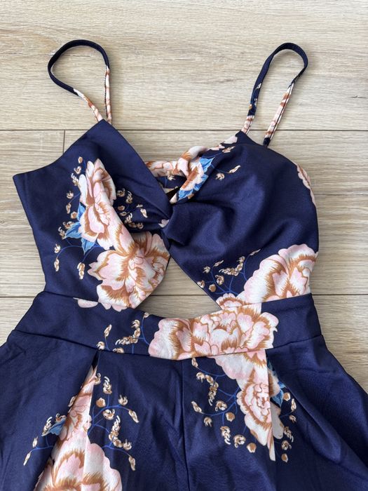 Krotki kombinezon w kwiaty