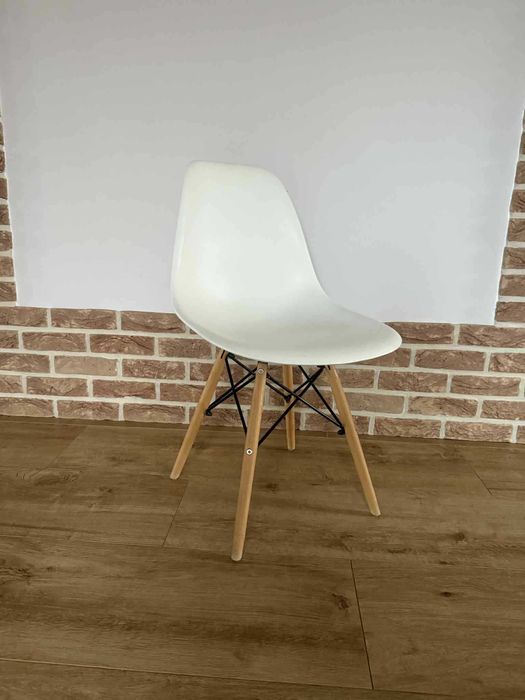 białe krzesło drewniane nogi