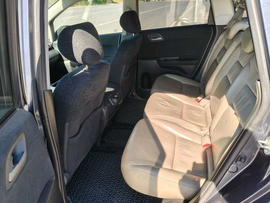 Samochód Honda FR-V