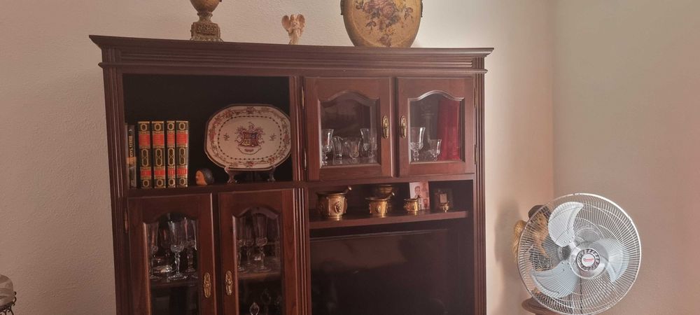 Estante De Sala  em Madeira Maciça Com Gavetas e Porta de vidro