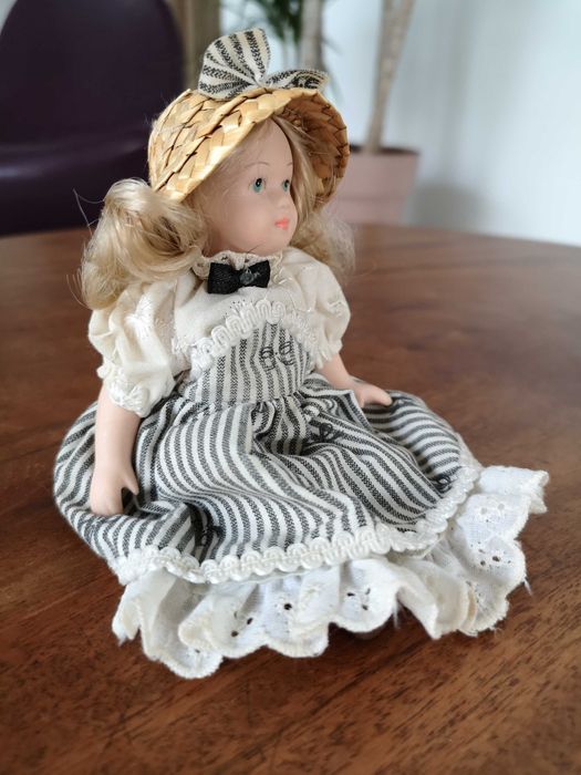 Porcelanowa laleczka, kolekcjonerska