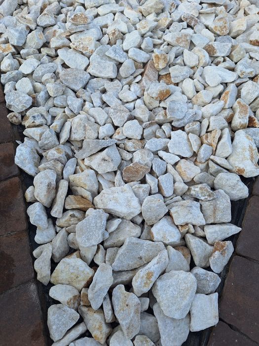 Kamień biały perła różne frakcje