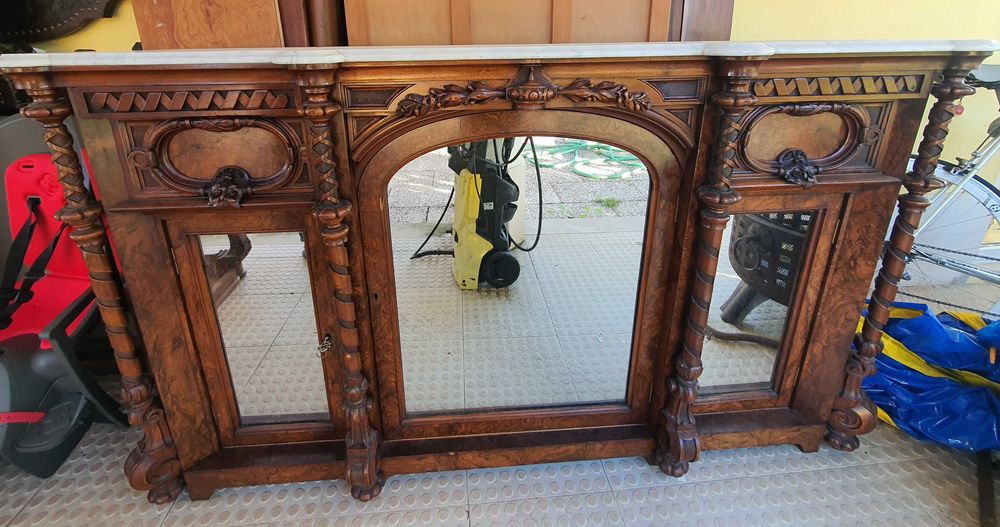 APARADOR PRECIOSO VICTORIANO com imensa personalidade para uma sala