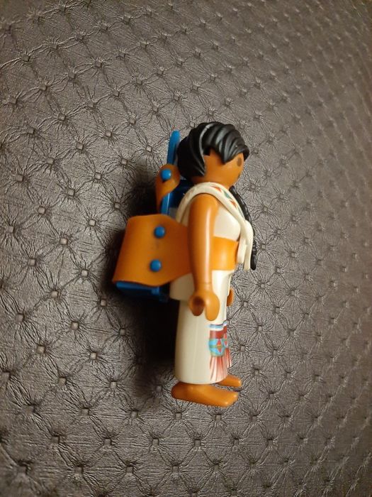 Индийская женщина с корзиной для ребенка на спине