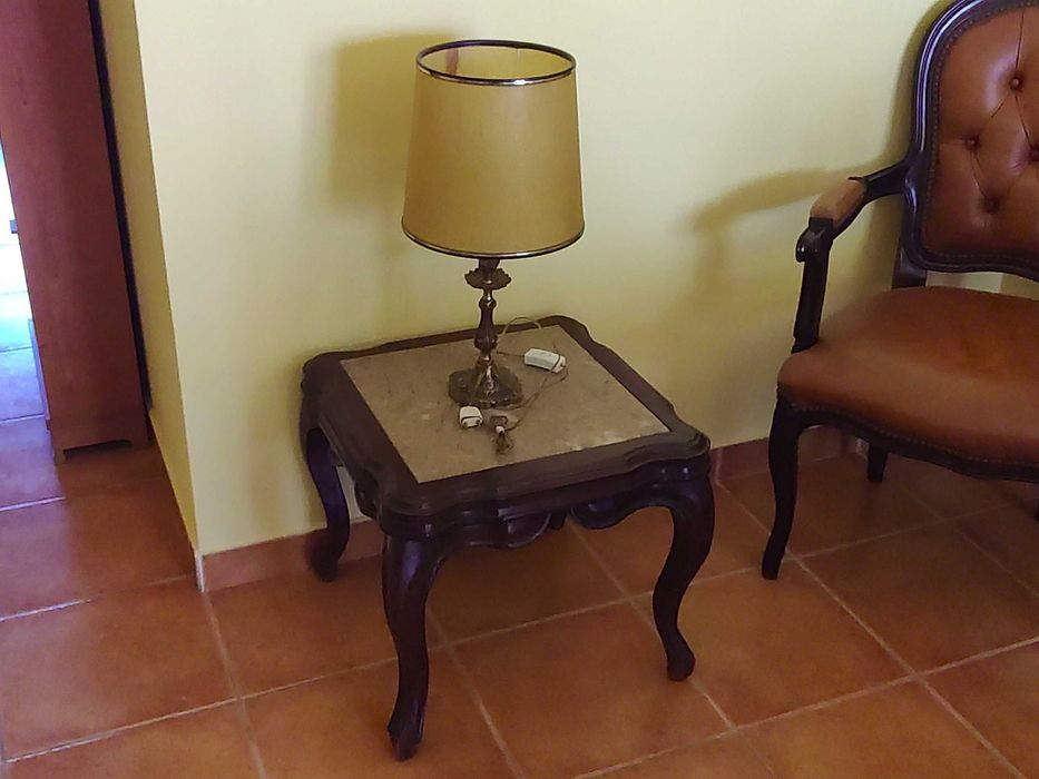 Mesa de apoio com tampo em mármore + candeeiro