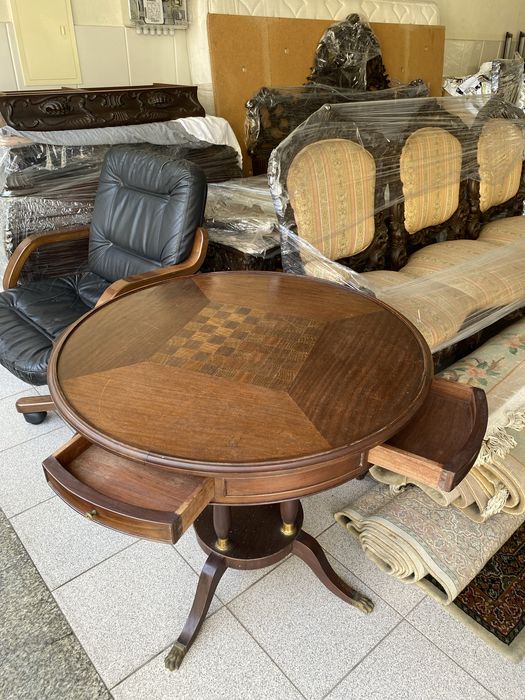 Mesa de jogo convertível c/ tampo de madeira maciça de mogno. Com tabuleiro de xadrez e damas e quatro gavetas.Pés em metalCadeirão em pele de bufalo.
