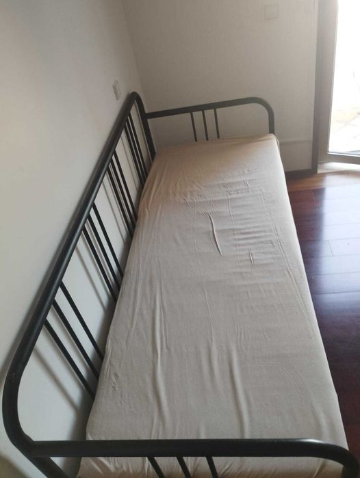 Cama individual/dupla FYRESDAL em bom estado
