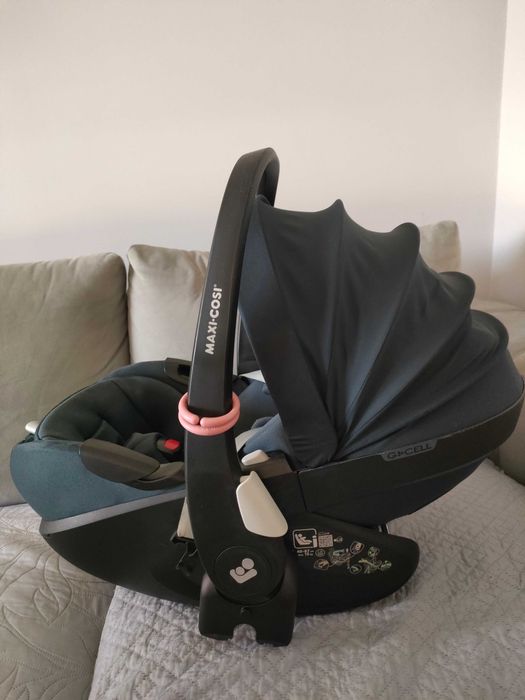 Cadeira de bebê e isofix.
