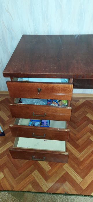 Письменный стол.