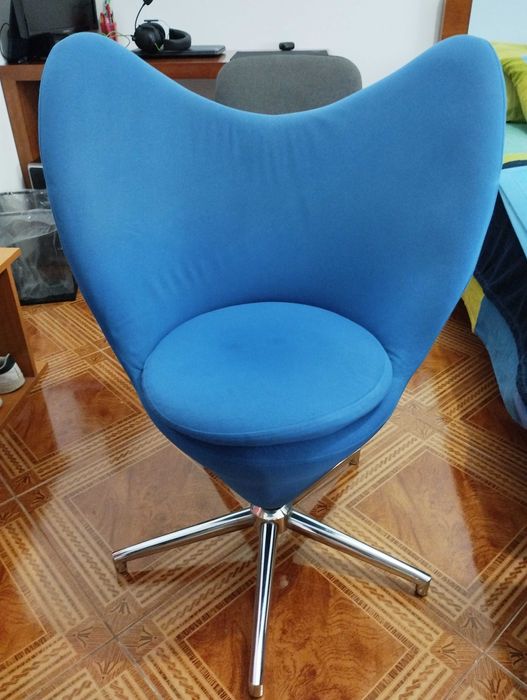 Cadeirão em tecido aveludado