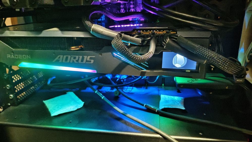Продам в идеале  редкую видеокарту RX 6900xt Aorus Master