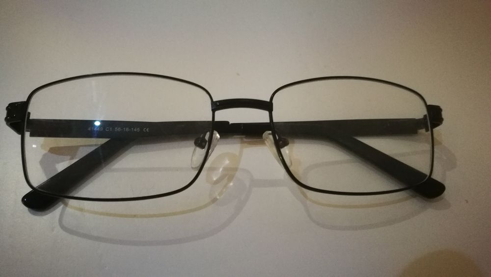 Óculos com lentes em acrílico