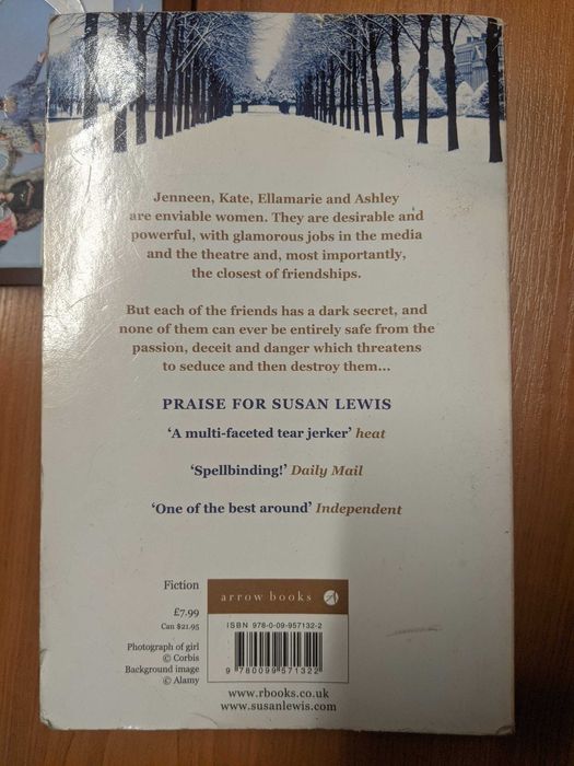 A Class Apart by Susan Lewis (книга англійською)