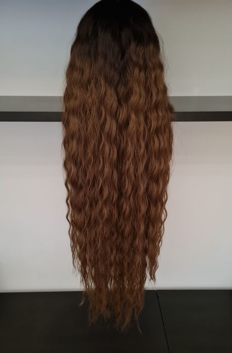Falowane długie brązowe kręcone włosy peruka lace front