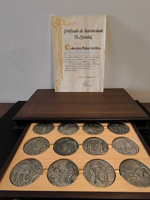 Estojo em madeira com 12 medalhas, alusivas à Obra de Luís de Camões
