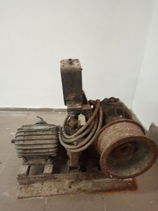 Продам лебідку ліфтову 220-380v