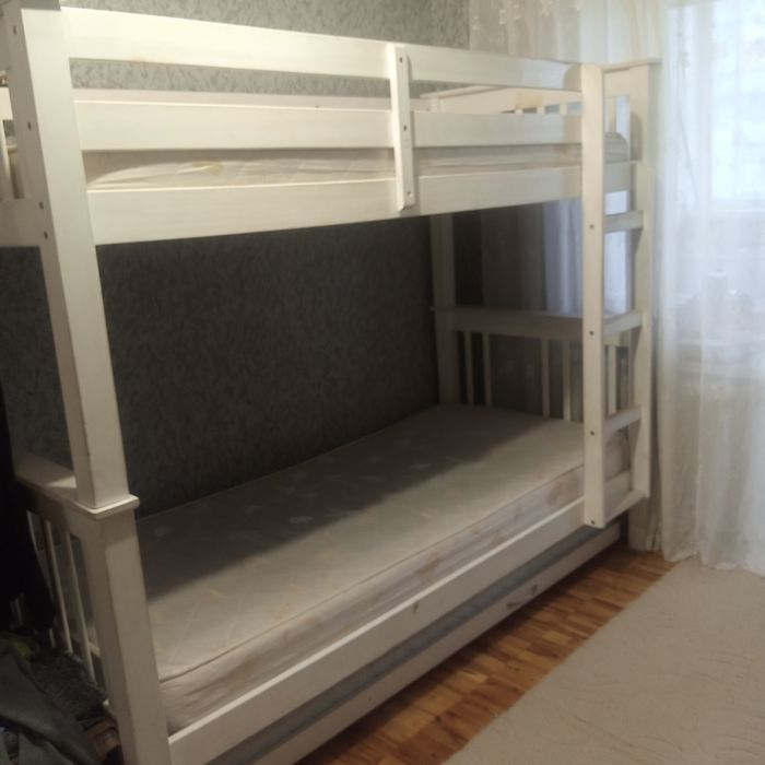 Двоярусне ліжко з матрасами