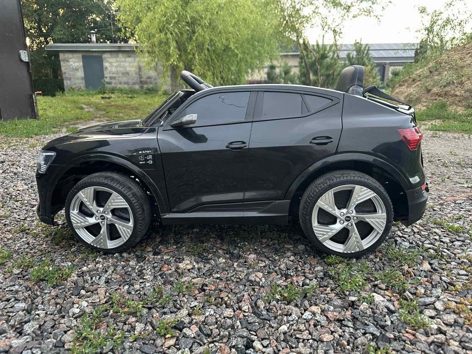 Продам дитячий електромобіль