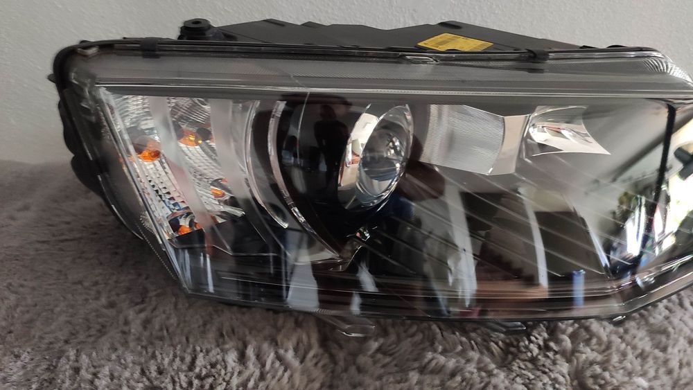 farol direito Skoda Octavia bi-xenon - 5E1941016B